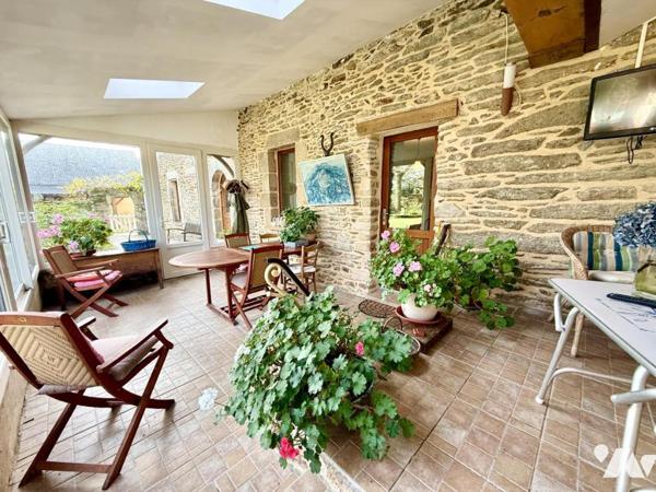 Superbe bâtisse en pierre en bordure de la rivière de PENERF !