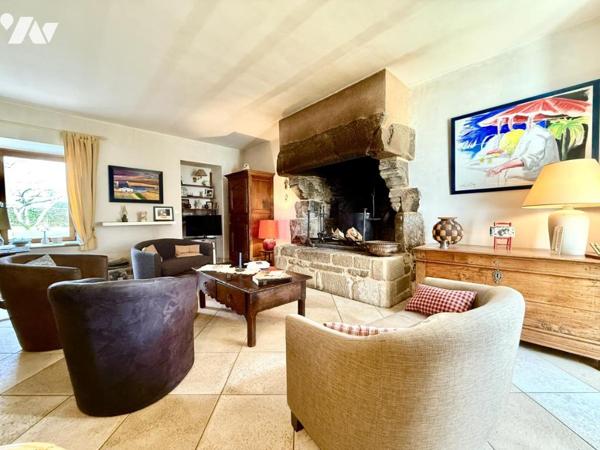 Superbe bâtisse en pierre en bordure de la rivière de PENERF !