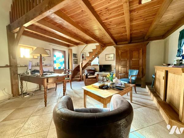 Superbe bâtisse en pierre en bordure de la rivière de PENERF !