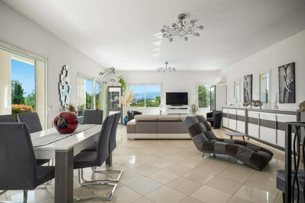 MOUGINS SUPERBE VILLA RECENTE