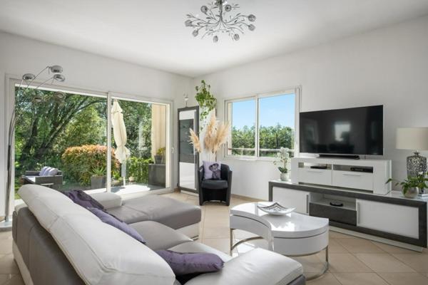 MOUGINS SUPERBE VILLA RECENTE