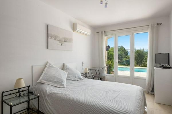 MOUGINS SUPERBE VILLA RECENTE