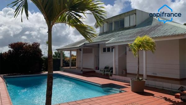 Coup de cœur pour cette villa d'architecte F7 sur les hauteurs de Fort- de-France !