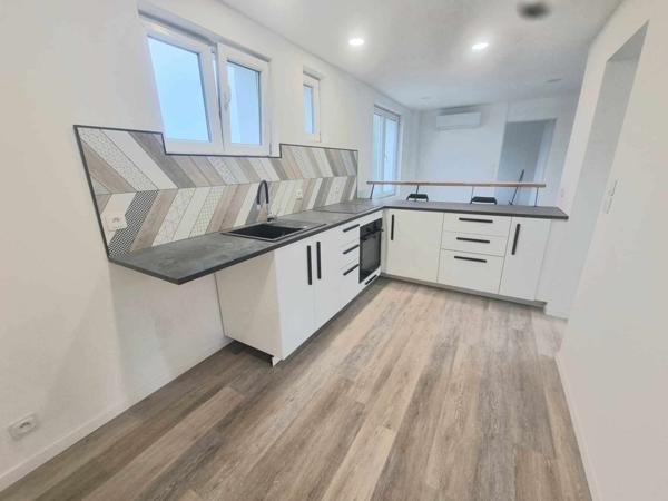 Maison indépendante rénovée avec garage et terrain