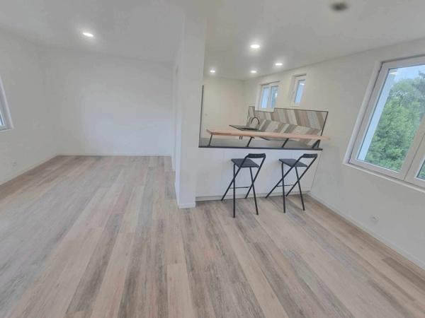 Maison indépendante rénovée avec garage et terrain