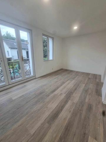 Maison indépendante rénovée avec garage et terrain