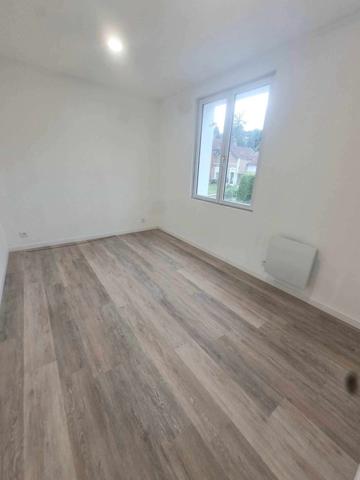 Maison indépendante rénovée avec garage et terrain