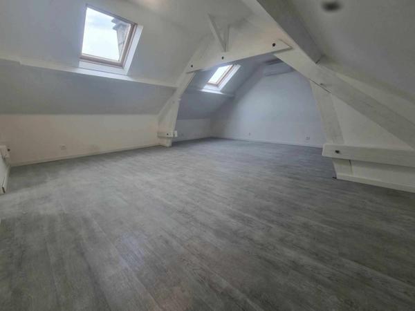 Maison indépendante rénovée avec garage et terrain