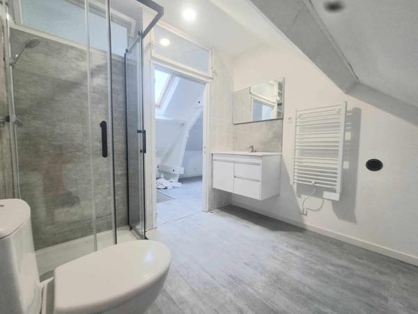 Maison indépendante rénovée avec garage et terrain