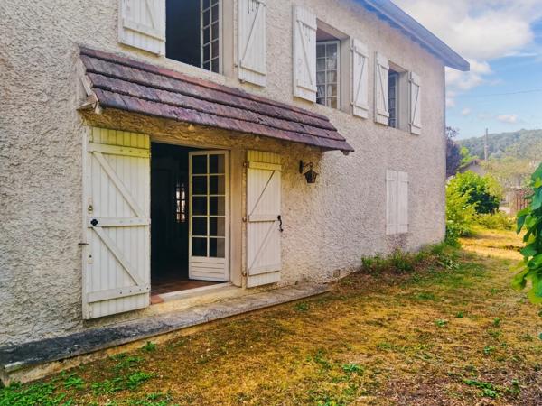 Maison en bord de rivière avec son parc