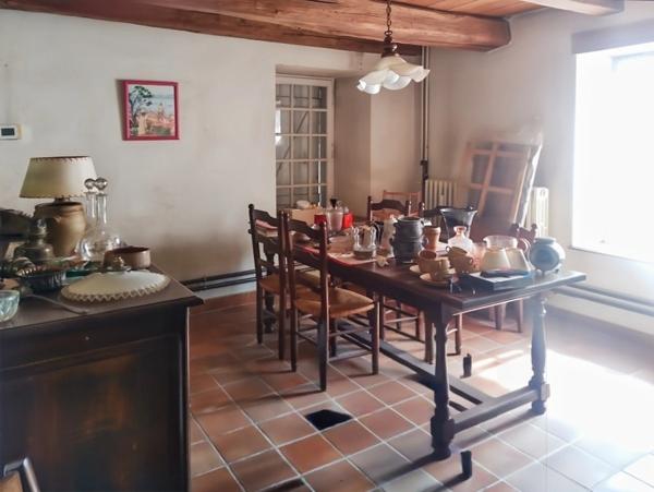 Maison en bord de rivière avec son parc