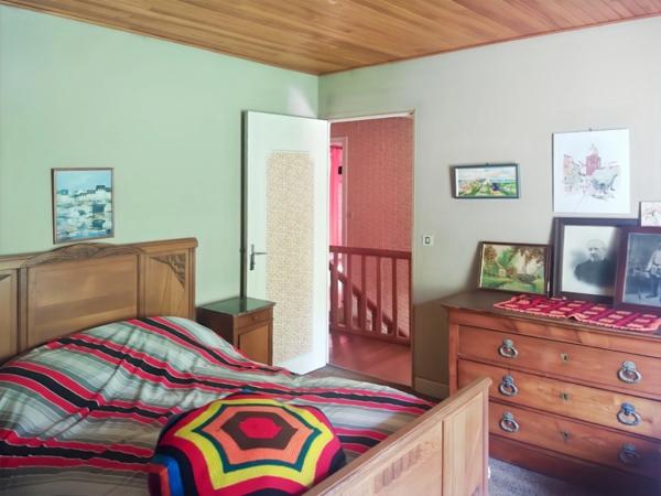 Maison en bord de rivière avec son parc