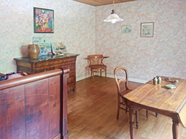Maison en bord de rivière avec son parc