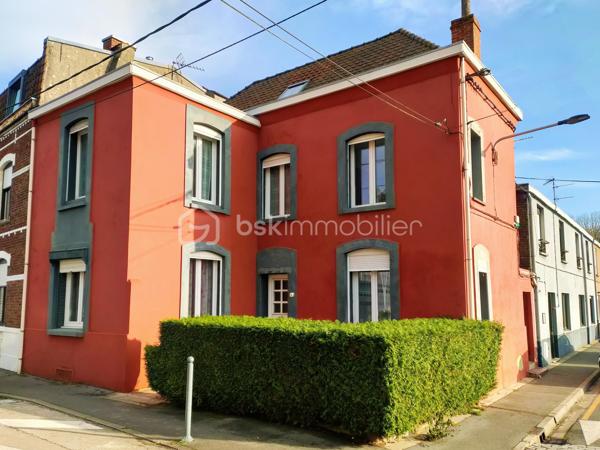 Dans la commune de Haubourdin, une jolie maison à rénover de 139 m² (155 m² utiles), située dans un endroit très calme a deux pas du parc de la Canteraine.
Au rez-de-chaussée, vous découvrirez un séjour de 30 m², une cuisine équipée, une chambre de 14 m², une salle de bain, une buanderie et un WC.
Au premier étage, 3 grandes chambres de 13.5 m², 13.5 m², et 12.5 m². Au deuxième étage, 2 chambres. 
Pour compléter le tout, le bien dispose d'un jardinet en façade et une cave.
Bien avec de beaux volumes et beaucoup de potentiel...
Fenêtre pvc triple vitrage.
Un budget travaux est à prévoir.
Rare sur le secteur.
Proche de toutes commodités (école, pharmacie, boulangerie…) et des transports en commun, axe autoroutier.
