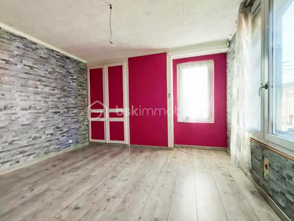Dans la commune de Haubourdin, une jolie maison à rénover de 139 m² (155 m² utiles), située dans un endroit très calme a deux pas du parc de la Canteraine.
Au rez-de-chaussée, vous découvrirez un séjour de 30 m², une cuisine équipée, une chambre de 14 m², une salle de bain, une buanderie et un WC.
Au premier étage, 3 grandes chambres de 13.5 m², 13.5 m², et 12.5 m². Au deuxième étage, 2 chambres. 
Pour compléter le tout, le bien dispose d'un jardinet en façade et une cave.
Bien avec de beaux volumes et beaucoup de potentiel...
Fenêtre pvc triple vitrage.
Un budget travaux est à prévoir.
Rare sur le secteur.
Proche de toutes commodités (école, pharmacie, boulangerie…) et des transports en commun, axe autoroutier.