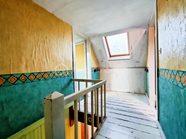 Dans la commune de Haubourdin, une jolie maison à rénover de 139 m² (155 m² utiles), située dans un endroit très calme a deux pas du parc de la Canteraine.
Au rez-de-chaussée, vous découvrirez un séjour de 30 m², une cuisine équipée, une chambre de 14 m², une salle de bain, une buanderie et un WC.
Au premier étage, 3 grandes chambres de 13.5 m², 13.5 m², et 12.5 m². Au deuxième étage, 2 chambres. 
Pour compléter le tout, le bien dispose d'un jardinet en façade et une cave.
Bien avec de beaux volumes et beaucoup de potentiel...
Fenêtre pvc triple vitrage.
Un budget travaux est à prévoir.
Rare sur le secteur.
Proche de toutes commodités (école, pharmacie, boulangerie…) et des transports en commun, axe autoroutier.