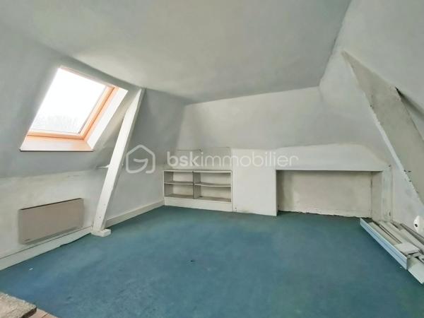 Dans la commune de Haubourdin, une jolie maison à rénover de 139 m² (155 m² utiles), située dans un endroit très calme a deux pas du parc de la Canteraine.
Au rez-de-chaussée, vous découvrirez un séjour de 30 m², une cuisine équipée, une chambre de 14 m², une salle de bain, une buanderie et un WC.
Au premier étage, 3 grandes chambres de 13.5 m², 13.5 m², et 12.5 m². Au deuxième étage, 2 chambres. 
Pour compléter le tout, le bien dispose d'un jardinet en façade et une cave.
Bien avec de beaux volumes et beaucoup de potentiel...
Fenêtre pvc triple vitrage.
Un budget travaux est à prévoir.
Rare sur le secteur.
Proche de toutes commodités (école, pharmacie, boulangerie…) et des transports en commun, axe autoroutier.