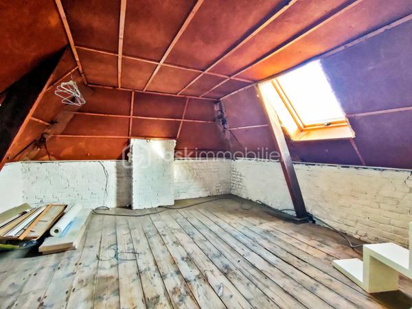 Dans la commune de Haubourdin, une jolie maison à rénover de 139 m² (155 m² utiles), située dans un endroit très calme a deux pas du parc de la Canteraine.
Au rez-de-chaussée, vous découvrirez un séjour de 30 m², une cuisine équipée, une chambre de 14 m², une salle de bain, une buanderie et un WC.
Au premier étage, 3 grandes chambres de 13.5 m², 13.5 m², et 12.5 m². Au deuxième étage, 2 chambres. 
Pour compléter le tout, le bien dispose d'un jardinet en façade et une cave.
Bien avec de beaux volumes et beaucoup de potentiel...
Fenêtre pvc triple vitrage.
Un budget travaux est à prévoir.
Rare sur le secteur.
Proche de toutes commodités (école, pharmacie, boulangerie…) et des transports en commun, axe autoroutier.