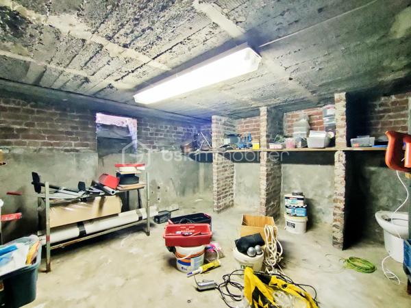 Dans la commune de Haubourdin, une jolie maison à rénover de 139 m² (155 m² utiles), située dans un endroit très calme a deux pas du parc de la Canteraine.
Au rez-de-chaussée, vous découvrirez un séjour de 30 m², une cuisine équipée, une chambre de 14 m², une salle de bain, une buanderie et un WC.
Au premier étage, 3 grandes chambres de 13.5 m², 13.5 m², et 12.5 m². Au deuxième étage, 2 chambres. 
Pour compléter le tout, le bien dispose d'un jardinet en façade et une cave.
Bien avec de beaux volumes et beaucoup de potentiel...
Fenêtre pvc triple vitrage.
Un budget travaux est à prévoir.
Rare sur le secteur.
Proche de toutes commodités (école, pharmacie, boulangerie…) et des transports en commun, axe autoroutier.