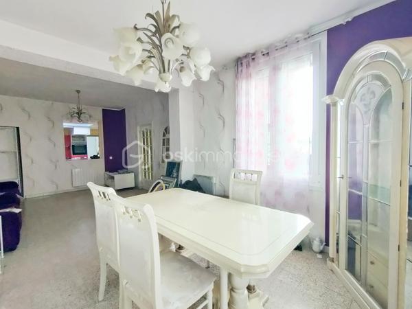 Dans la commune de Haubourdin, une jolie maison à rénover de 139 m² (155 m² utiles), située dans un endroit très calme a deux pas du parc de la Canteraine.
Au rez-de-chaussée, vous découvrirez un séjour de 30 m², une cuisine équipée, une chambre de 14 m², une salle de bain, une buanderie et un WC.
Au premier étage, 3 grandes chambres de 13.5 m², 13.5 m², et 12.5 m². Au deuxième étage, 2 chambres. 
Pour compléter le tout, le bien dispose d'un jardinet en façade et une cave.
Bien avec de beaux volumes et beaucoup de potentiel...
Fenêtre pvc triple vitrage.
Un budget travaux est à prévoir.
Rare sur le secteur.
Proche de toutes commodités (école, pharmacie, boulangerie…) et des transports en commun, axe autoroutier.
