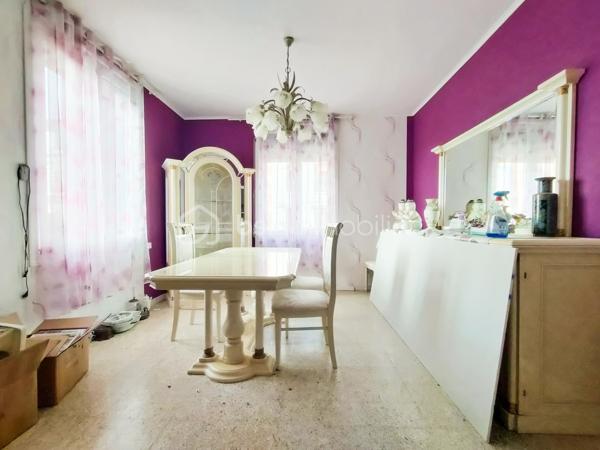 Dans la commune de Haubourdin, une jolie maison à rénover de 139 m² (155 m² utiles), située dans un endroit très calme a deux pas du parc de la Canteraine.
Au rez-de-chaussée, vous découvrirez un séjour de 30 m², une cuisine équipée, une chambre de 14 m², une salle de bain, une buanderie et un WC.
Au premier étage, 3 grandes chambres de 13.5 m², 13.5 m², et 12.5 m². Au deuxième étage, 2 chambres. 
Pour compléter le tout, le bien dispose d'un jardinet en façade et une cave.
Bien avec de beaux volumes et beaucoup de potentiel...
Fenêtre pvc triple vitrage.
Un budget travaux est à prévoir.
Rare sur le secteur.
Proche de toutes commodités (école, pharmacie, boulangerie…) et des transports en commun, axe autoroutier.