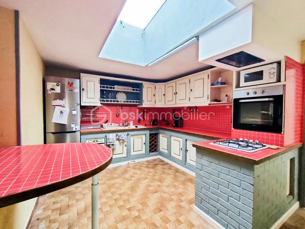 Dans la commune de Haubourdin, une jolie maison à rénover de 139 m² (155 m² utiles), située dans un endroit très calme a deux pas du parc de la Canteraine.
Au rez-de-chaussée, vous découvrirez un séjour de 30 m², une cuisine équipée, une chambre de 14 m², une salle de bain, une buanderie et un WC.
Au premier étage, 3 grandes chambres de 13.5 m², 13.5 m², et 12.5 m². Au deuxième étage, 2 chambres. 
Pour compléter le tout, le bien dispose d'un jardinet en façade et une cave.
Bien avec de beaux volumes et beaucoup de potentiel...
Fenêtre pvc triple vitrage.
Un budget travaux est à prévoir.
Rare sur le secteur.
Proche de toutes commodités (école, pharmacie, boulangerie…) et des transports en commun, axe autoroutier.