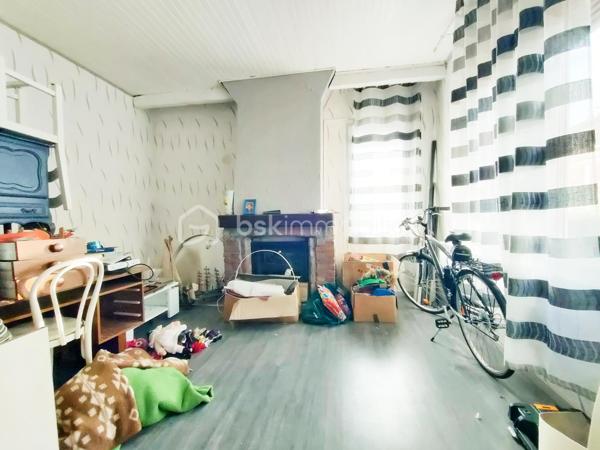 Dans la commune de Haubourdin, une jolie maison à rénover de 139 m² (155 m² utiles), située dans un endroit très calme a deux pas du parc de la Canteraine.
Au rez-de-chaussée, vous découvrirez un séjour de 30 m², une cuisine équipée, une chambre de 14 m², une salle de bain, une buanderie et un WC.
Au premier étage, 3 grandes chambres de 13.5 m², 13.5 m², et 12.5 m². Au deuxième étage, 2 chambres. 
Pour compléter le tout, le bien dispose d'un jardinet en façade et une cave.
Bien avec de beaux volumes et beaucoup de potentiel...
Fenêtre pvc triple vitrage.
Un budget travaux est à prévoir.
Rare sur le secteur.
Proche de toutes commodités (école, pharmacie, boulangerie…) et des transports en commun, axe autoroutier.