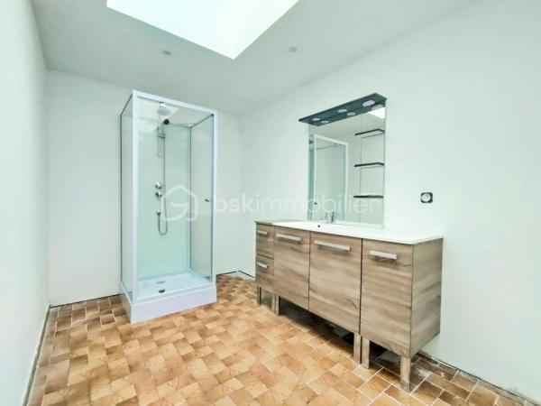 Dans la commune de Haubourdin, une jolie maison à rénover de 139 m² (155 m² utiles), située dans un endroit très calme a deux pas du parc de la Canteraine.
Au rez-de-chaussée, vous découvrirez un séjour de 30 m², une cuisine équipée, une chambre de 14 m², une salle de bain, une buanderie et un WC.
Au premier étage, 3 grandes chambres de 13.5 m², 13.5 m², et 12.5 m². Au deuxième étage, 2 chambres. 
Pour compléter le tout, le bien dispose d'un jardinet en façade et une cave.
Bien avec de beaux volumes et beaucoup de potentiel...
Fenêtre pvc triple vitrage.
Un budget travaux est à prévoir.
Rare sur le secteur.
Proche de toutes commodités (école, pharmacie, boulangerie…) et des transports en commun, axe autoroutier.