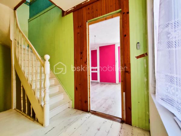 Dans la commune de Haubourdin, une jolie maison à rénover de 139 m² (155 m² utiles), située dans un endroit très calme a deux pas du parc de la Canteraine.
Au rez-de-chaussée, vous découvrirez un séjour de 30 m², une cuisine équipée, une chambre de 14 m², une salle de bain, une buanderie et un WC.
Au premier étage, 3 grandes chambres de 13.5 m², 13.5 m², et 12.5 m². Au deuxième étage, 2 chambres. 
Pour compléter le tout, le bien dispose d'un jardinet en façade et une cave.
Bien avec de beaux volumes et beaucoup de potentiel...
Fenêtre pvc triple vitrage.
Un budget travaux est à prévoir.
Rare sur le secteur.
Proche de toutes commodités (école, pharmacie, boulangerie…) et des transports en commun, axe autoroutier.