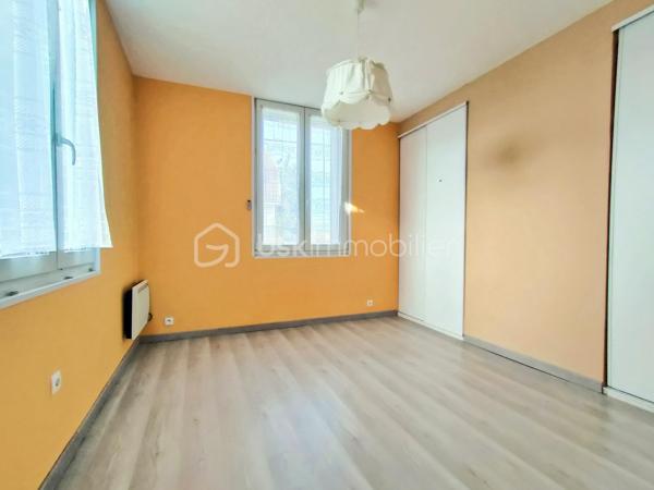 Dans la commune de Haubourdin, une jolie maison à rénover de 139 m² (155 m² utiles), située dans un endroit très calme a deux pas du parc de la Canteraine.
Au rez-de-chaussée, vous découvrirez un séjour de 30 m², une cuisine équipée, une chambre de 14 m², une salle de bain, une buanderie et un WC.
Au premier étage, 3 grandes chambres de 13.5 m², 13.5 m², et 12.5 m². Au deuxième étage, 2 chambres. 
Pour compléter le tout, le bien dispose d'un jardinet en façade et une cave.
Bien avec de beaux volumes et beaucoup de potentiel...
Fenêtre pvc triple vitrage.
Un budget travaux est à prévoir.
Rare sur le secteur.
Proche de toutes commodités (école, pharmacie, boulangerie…) et des transports en commun, axe autoroutier.