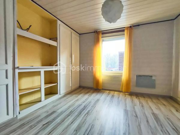 Dans la commune de Haubourdin, une jolie maison à rénover de 139 m² (155 m² utiles), située dans un endroit très calme a deux pas du parc de la Canteraine.
Au rez-de-chaussée, vous découvrirez un séjour de 30 m², une cuisine équipée, une chambre de 14 m², une salle de bain, une buanderie et un WC.
Au premier étage, 3 grandes chambres de 13.5 m², 13.5 m², et 12.5 m². Au deuxième étage, 2 chambres. 
Pour compléter le tout, le bien dispose d'un jardinet en façade et une cave.
Bien avec de beaux volumes et beaucoup de potentiel...
Fenêtre pvc triple vitrage.
Un budget travaux est à prévoir.
Rare sur le secteur.
Proche de toutes commodités (école, pharmacie, boulangerie…) et des transports en commun, axe autoroutier.