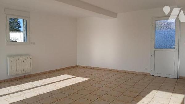 Maison divisée en 3 logements actuellement occupés comprenant :
- au rez-de-chaussée : entrée ...