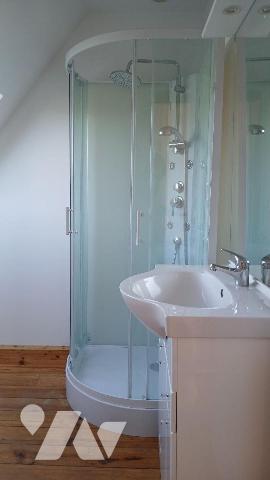 Maison divisée en 3 logements actuellement occupés comprenant :
- au rez-de-chaussée : entrée ...