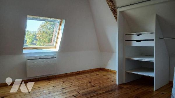 Maison divisée en 3 logements actuellement occupés comprenant :
- au rez-de-chaussée : entrée ...