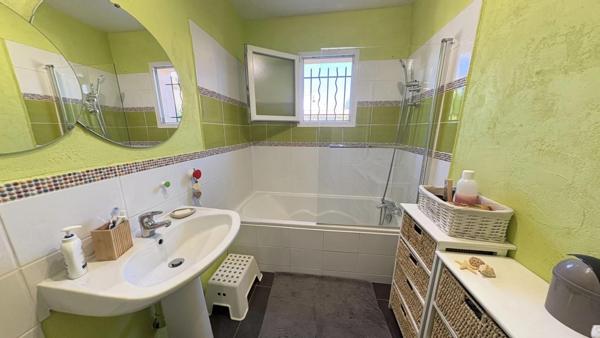 Villa indépendante 4 chambres ,1 bureau 900 m2 de terrain