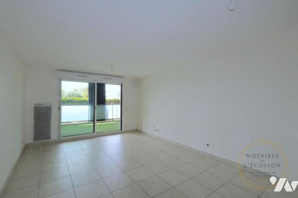 Appartement récent T3 avec terrasse et garage dans une résidence avec piscine