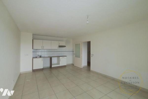 Appartement récent T3 avec terrasse et garage dans une résidence avec piscine