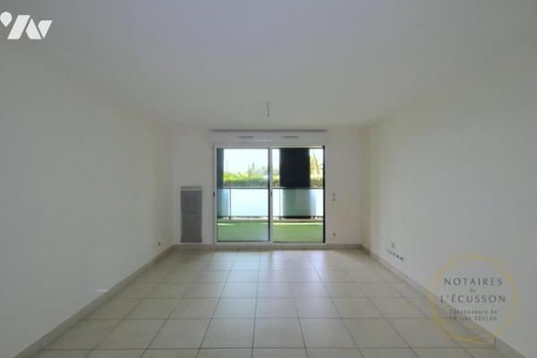 Appartement récent T3 avec terrasse et garage dans une résidence avec piscine