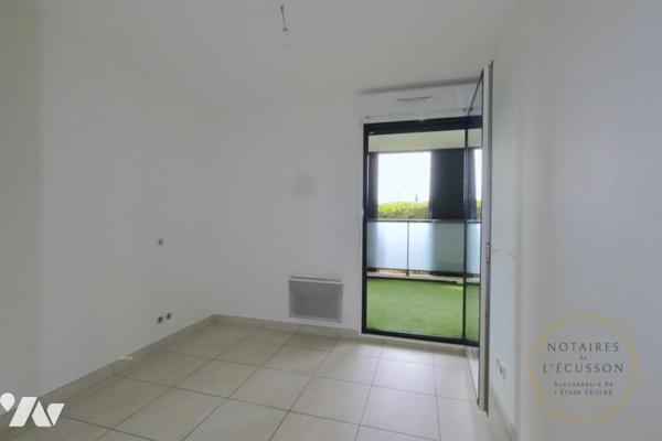 Appartement récent T3 avec terrasse et garage dans une résidence avec piscine