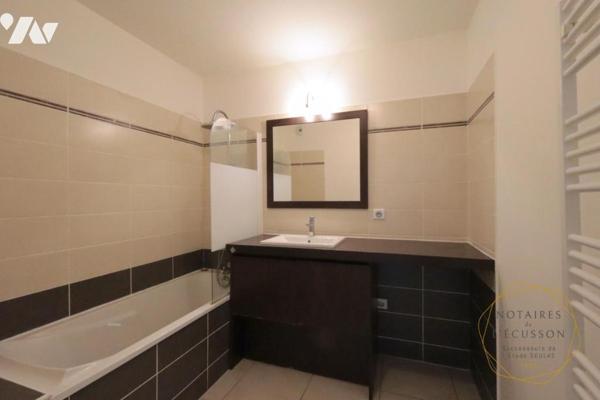 Appartement récent T3 avec terrasse et garage dans une résidence avec piscine