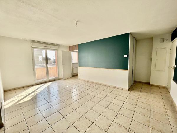 Location                                                      Appartement
                        
                     3 pièces                      64 m2                     à Saint-Quentin