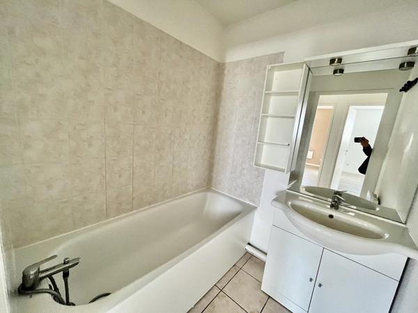 Location                                                      Appartement
                        
                     3 pièces                      64 m2                     à Saint-Quentin