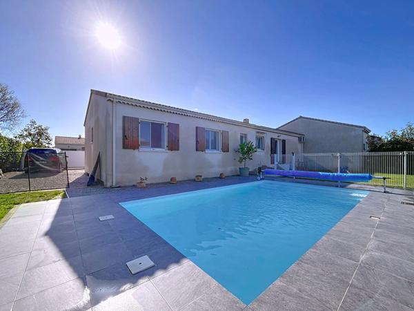 Villa Livron Sur Drome 4 chambres et Piscine, jardin, panneaux photovoltaïques, quartier calme.