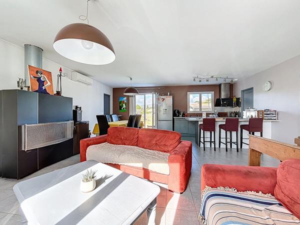 Villa Livron Sur Drome 4 chambres et Piscine, jardin, panneaux photovoltaïques, quartier calme.