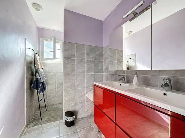 Villa Livron Sur Drome 4 chambres et Piscine, jardin, panneaux photovoltaïques, quartier calme.