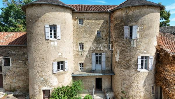 Château médiéval du XIIIe siècle à fort potentiel évènementiel en Saône-et-Loire