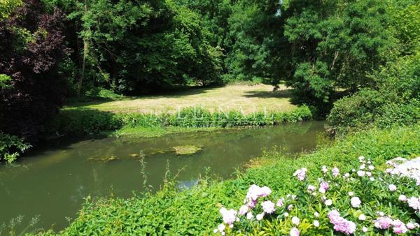 Maison familiale avec moulin à eau en bord de rivière et 6 îles