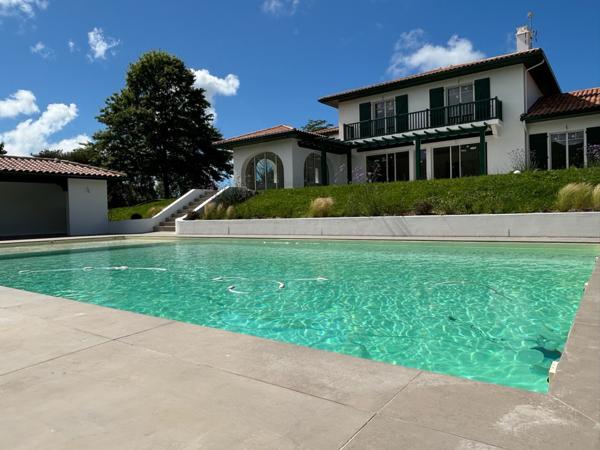 Urrugne (64122) Maison 9 pièces en R+1 d'environ 330m2 avec studio, piscine et garage sur parcelle de 8475m2