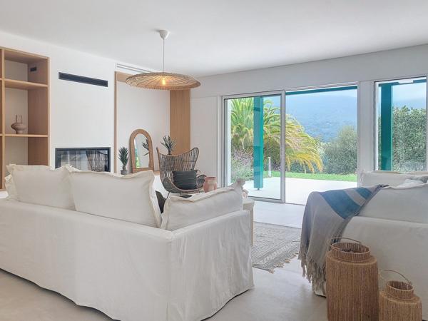 Urrugne (64122) Maison 9 pièces en R+1 d'environ 330m2 avec studio, piscine et garage sur parcelle de 8475m2