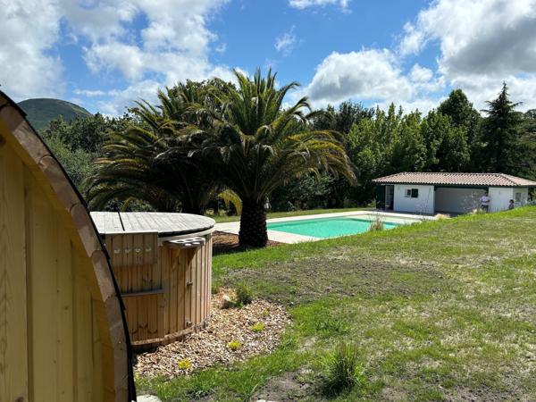 Urrugne (64122) Maison 9 pièces en R+1 d'environ 330m2 avec studio, piscine et garage sur parcelle de 8475m2